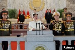 김정은(가운데) 북한 국무위원장이 25일 평양 시내에서 열린 조선인민혁명군 창건 90주년 기념 열병식에서 연설하고 있다. 조선중앙통신이 다음날(26일) 공개한 사진.