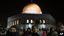 Umat Muslim Palestina memadati Kompleks Masjid Al-Aqsa di Yerusalem untuk beribadah pada malam Lailatul Qadar, pada 27 April 2022. (Foto: AP/Mahmoud Illean)