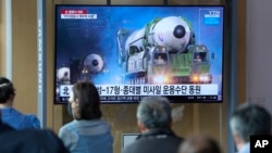 26일 한국 서울역에 설치된 TV에서 북한 열병식 관련 뉴스가 나오고 있다.