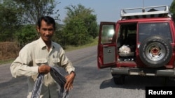 រូបឯកសារ៖ លោក ឈុត វុទ្ធី សកម្មជន​ព្រៃឈើ ធ្វើ​ដំណើរ​នៅ​ក្នុង​ខេត្ត​កោះកុង ថ្ងៃទី ២០ ខែកុម្ភៈ ឆ្នាំ២០១២។ (REUTERS/Samrang Pring)