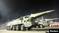 북한이 지난해 4월 평양에서 열린 인민군 창군 90주년 열병식에서 극초음속미사일의 형태를 가진 무기를 공개했다.