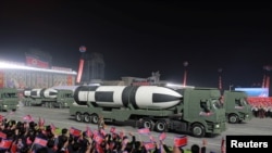 북한이 지난달 25일 평양에서 열린 인민군 창군 90주년 열병식에서 신형 잠수함발사탄도미사일(SLBM)로 보이는 무기를 공개했다. (자료사진)