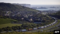 영국 도버해협 항구 쪽으로 화물 트럭 행렬이 이동하고 있다. (자료사진)