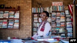 Le fondateur du Soweto Book Cafe, Thami Mazibuko, dans sa maison à Soweto le 5 avril 2022.