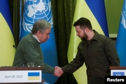 안토니우 구테흐스(왼쪽) 유엔 사무총장과 볼로디미르 젤렌스키 우크라이나 대통령이 28일 크이우(러시아명 키예프)에서 회동 후 공동회견하며 악수하고 있다.