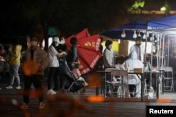 北京市朝阳区居民排队接受新冠病毒核酸检测。（2022年4月23日）