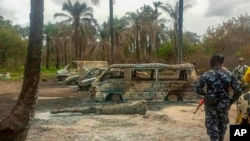 ARCHIVES - Forces de sécurité sur le site d'une explosion dans la zone du gouvernement local d'Egbema, dans l'État d'Imo, dans le sud-est du Nigeria, le 24 avril 2022.