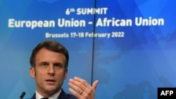 Le président français Emmanuel Macron donne une conférence de presse le deuxième jour d'un sommet de l'Union européenne et de l'Union africaine à Bruxelles, le 18 février 2022.