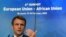 Le président français Emmanuel Macron donne une conférence de presse le deuxième jour d'un sommet de l'Union européenne et de l'Union africaine à Bruxelles, le 18 février 2022.