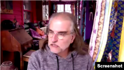 „Војната ја гледам како човекова слабост и многу темна, несреќна страна на човештвото. Ја имам видено многу често, на многу места“, вели Џон Стенмаер.