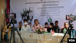 សន្និសីទសារព័ត៌មាននៅស្នាក់ការសម្ព័ន្ធសហជីពប្រជាធិបតេយ្យកម្មករកាត់ដេរកម្ពុជាហៅកាត់ថា C-CAWDU ស្តីអំពីការរំលោភសិទ្ធិ និងការបញ្ឈប់កម្មករក្នុងវិស័យកាត់ដេរ ១,៤០៨នាក់ មកពី២៣រោងចក្រ នៅថ្ងៃទី២៧ ខែមេសា ឆ្នាំ២០២២។ (កាន់ វិច្ឆិកា/វីអូអេ)