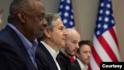 토니 블링컨(왼쪽 두번째) 미 국무장관과 로이드 오스틴(왼쪽) 국방장관이 24일 우크라이나 수도 크이우(러시아명 키예프)에서 볼로디미르 젤렌스키 대통령의 이야기를 듣고 있다. (젤렌스키 대통령 텔레그램)