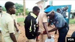 Yan sanda suna binkicen wasu matasa