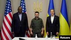 ប្រធានាធិបតី​អ៊ុយក្រែន លោក Volodymyr Zelenskyy (កណ្ដាល) ឈរ​ថតរូប​ជាមួយ​នឹង​រដ្ឋមន្ត្រី​ការបរទេស​អាមេរិក​ លោក Antony Blinken និង​រដ្ឋមន្ត្រី​ការពារ​ជាតិអាមេរិក​ លោក Lloyd Austin មុន​ជំនួប​ពិភាក្សា​របស់​ពួកគេ ទីក្រុង​កៀវ ប្រទេស​អ៊ុយក្រែនថ្ងៃទី២៤ ខែមេសា ឆ្នាំ២០២២។