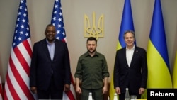 Presiden Ukraina Volodymyr Zelenskiyy berfoto dengan Menteri Luar Negeri AS Antony Blinken dan Menteri Pertahanan AS Lloyd Austin di Kyiv, Ukraina 24 April 2022. (Foto: via Reuters)