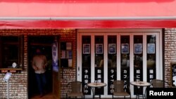 Takuya Kawai, pemilik Manuscript Writing Café di Tokyo, Jepang, 21 April 2022. (REUTERS/Kim Kyung-Hoon)