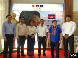 ក្រុម​សង្គម​ស៊ីវិល​ចូលរួម​ក្នុង​ពិធី​បង្សុកូល​ឧទ្ទិសកុសល​ដល់​សកម្មជន​ព្រៃឈើ​ លោក ឈុត វុទ្ធី នៅ​ការិយាល័យ​ផ្ទះសាមគ្គី ក្នុង​រាជធានី​ភ្នំពេញ ថ្ងៃទី២៥ ខែមេសា ឆ្នាំ២០២២។ (លាស់ លីបលីប/វីអូអេ)