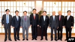 정진석(가운데 왼쪽) 한국 국회 부의장이 이끄는 한일 정책협의대표단이 25일 도쿄에서 하야시 요시마사(가운데 오른쪽) 일본 외무상과 기념촬영하고 있다.