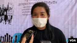 អ្នកស្រី វណ្ណ សុផា អតីតកម្មករនៅរោងចក្រស្យុងយិន ផ្តល់បទសម្ភាសន៍ដល់អ្នកសារព័ត៌មានក្រោយបញ្ចប់សន្និសីទសារព័ត៌មាន ស្តីអំពីការរំលោភសិទ្ធិ និងការបញ្ឈប់កម្មករក្នុងវិស័យកាត់ដេរ ១,៤០៨នាក់ មកពី២៣រោងចក្រ នៅថ្ងៃទី២៧ ខែមេសា ឆ្នាំ២០២២។ (កាន់ វិច្ឆិកា/វីអូអេ)