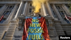 Aktivis dari kelompok iklim Extinction Rebellion berdemonstrasi di depan gedung pemerintah Distrik John Wilson di Columbia untuk menuntut diakhirinya semua infrastruktur bahan bakar fosil baru di Washington, AS, 22 April 2022. (Foto: REUTERS/Evelyn Hockstein)