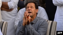 Mantan Perdana Menteri Pakistan Imran Khan memberi isyarat saat konferensi pers di Islamabad pada 23 April 2022. (Foto: AFP)