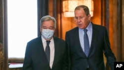 Menteri Luar Negeri Rusia Sergey Lavrov, kanan, menyambut Sekretaris Jenderal PBB Antonio Guterres untuk pembicaraan di Moskow, 26 April 2022. (Foto: via AP)