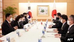Delegasi Korea Selatan yang dipimpin oleh Wakil Ketua Majelis Nasional Korea Selatan Chung Jin-suk (kiri), salam pertemuan dengan Menlu Jepang Yoshimasa Hayashi (dua dari kanan) di Tokyo, Jepang, 25 April 2022. (Foto: Handout / Kementerian Luar Negeri Jepang / AFP)