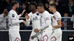 'Yan wasan PSG na taya Mbappe murnar zura kwallo a karawarsu da Angers