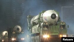 Rudal balistik antarbenua Hwasong-17 dalam parade militer malam hari menandai peringatan 90 tahun berdirinya Tentara Revolusioner Rakyat Korea di Pyongyang, Korea Utara, dalam foto tak bertanggal yang dirilis 26 April 2022. (KCNA via REUTERS)