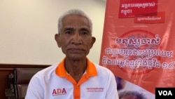 លោក ឆេ សាលួត វ័យ៧២ឆ្នាំ ជាកសិកររស់នៅក្នុងភូមិអន្លង់ថ្ងាន់ ឃុំបត់ត្រង់ ស្រុកមង្គលបុរី ខេត្តបន្ទាយមានជ័យ ផ្តល់បទសម្ភាសន៍ដល់ VOA ក្នុងសិក្ខាសាលាផ្សព្វផ្សាយពីគម្រោងពិគ្រោះយោបល់ ការកសាងសមត្ថភាពដៃគូ និងការរៀបចំផែនការ នៅថ្ងៃទី២៦ ខែមេសា ឆ្នាំ២០២២ នៅរាជធានីភ្នំពេញ។ (កាន់ វិច្ឆិកា/វីអូអេ)