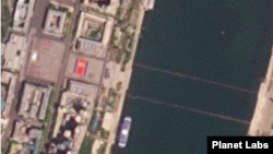 북한이 25일 열병식을 개최한 것으로 알려진 가운데 약 이틀 전인 23일 평양 김일성 광장을 촬영한 위성사진에 대형 인공기가 보인다. 또 앞쪽 대동강에는 2개의 부교가 설치된 모습도 확인된다. 자료=Planet Labs.