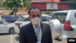 លោក ចាន់ ចេន មេធាវី​ការពារ​ក្តី​ឲ្យ​លោក កឹម សុខា ថ្លែង​ទៅ​កាន់​អ្នកសារព័ត៌មាន​ នៅ​ខាង​ក្រៅ​សាលាដំបូងរាជធានី​ភ្នំពេញ​ នៅ​រាជធានី​ភ្នំពេញ ​ថ្ងៃ​ទី២៧ ខែ​មេសា ឆ្នាំ​២០២២។ (ណឹម សុភ័ក្រ្តបញ្ញា/វីអូអេ)