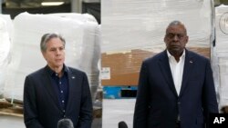 Menteri Pertahanan AS Lloyd Austin (kanan) dan Menteri Luar Negeri Antony Blinken berbicara kepada awak media dari Polandia pada 25 April 2022, setelah melakukan kunjungan ke Kyiv, Ukraina. (Foto: AP/Alex Brandon) 