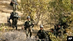 Tentara Turki berpatroli di Provinsi Sirnak, di perbatasan Turki-Irak, Turki tenggara. Dua tersangka militan Kurdi melepaskan tembakan ke arah polisi di Turki Selatan dan kemudian bunuh diri dengan meledakkan bom. (Foto: AP)