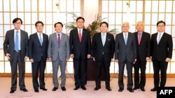 정진석 한국 국회부의장(가운데 왼쪽)이 이끄는 윤석열 대통령 당선인의 한일정책협의대표단이 25일 도쿄에서 하야시 요시마사 일본 외무상(가운데 오른쪽)과 만났다.