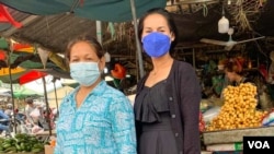 អ្នកស្រី ឆន ឆល្លា (ខាង​ឆ្វេង) ស្ត្រី​មេផ្ទះ​មួយរូប កំពុង​យួរ​ថង់ដាក់​គ្រឿងម្ហូបអាហារ មាន​ដូចជា ពងទា និង​គ្រឿងផ្សំ​បន្តិបន្តួច នៅ​ផ្សារ​សួន​ឧស្សាហកម្ម​កាណាឌីយ៉ា ក្នុង​រាជធានី​ភ្នំពេញ កាល​ពី​ថ្ងៃ​ទី​១២ ខែ​មេសា ឆ្នាំ២០២២។ (ហាន ណូយ/វីអូអេ)