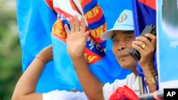 រូបឯកសារ៖ យុទ្ធនាការ​ឃោសនា​បោះឆ្នោត​ឃុំឆ្នោត​របស់​គណបក្ស​ប្រជាជនកម្ពុជា កាលពី​ថ្ងៃ​ទី១៨ ខែ​​ឧសភា ឆ្នាំ​២០១២។ 