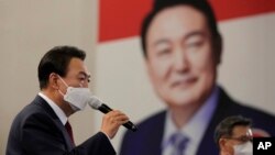 윤석열 한국 대통령 당선인이 10일 새벽 서울 여의도 국회도서관에 마련된 '국민의힘 제 20대 대통령선거 개표상황실'에서 당 관계자와 지지자들에게 감사 연설을 하고 있다.