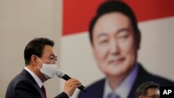 윤석열 한국 대통령 당선인이 10일 새벽 서울 여의도 국회도서관에 마련된 '국민의힘 제 20대 대통령선거 개표상황실'에서 당 관계자와 지지자들에게 감사 연설을 하고 있다.