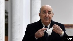 ARCHIVES - Le président algérien Abdelmadjid Tebboune à son arrivée à l'aéroport de Tunis-Carthage, au début de sa visite dans la capitale tunisienne, le 15 décembre 2021.