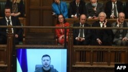 볼로디미르 젤렌스키(화면) 우크라이나 대통령이 8일 영국 하원의원들에게 화상 연설하고 있다. 