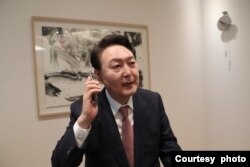 윤석열 한국 대통령 당선인이 10일 조 바이든 미국 대통령과 통화하고 있다. (국민의힘 제공)