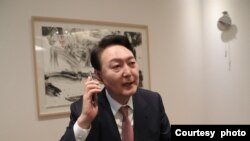 윤석열 한국 대통령 당선인이 대선 승리 확정 직후인 지난달 10일 오전 조 바이든 미국 대통령과 통화하고 있다. (국민의힘 선대본부 제공)