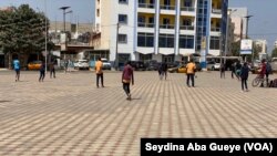 Les élèves jouent au football à Dakar, Sénégal, le 10 mars 2022. (VOA/Seydina Aba Gueye)