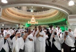 Jemaah Umrah berdoa di Masjidil Haram di kota suci Makkah, Arab Saudi, Minggu, 6 Maret 2022. (AP/Amr Nabil)