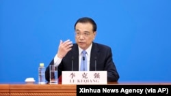 中国总理李克强在北京人大会堂全国人大会议闭幕后举行的记者会上讲话的照片，这是李克强最后一次作为总理出席一年一次的人大记者会。（2022年3月11日）