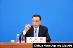 中国总理李克强在北京人大会堂全国人大会议闭幕后举行的记者会上讲话。（2022年3月11日）