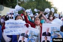 រូបឯកសារ៖ បុគ្គលិកក្រុមហ៊ុនណាហ្គាវើលដ៍កាន់បដាធ្វើបាតុកម្មតវ៉ានៅមុខរដ្ឋសភាជាតិ ក្នុងរាជធានីភ្នំពេញ កាលពីថ្ងៃទី ៤ ខែមករា ឆ្នាំ ២០២២។