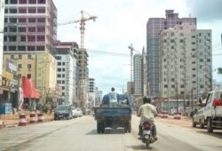 នៅអំឡុងពីរឆ្នាំចុងក្រោយ ក្រុងព្រះសីហនុ ដែលធ្លាប់ជាឋានសួគ៍នៃកាស៊ីណូអនឡាញ សំណង់អគារខ្ពស់ និងអាជីវកម្មរបស់ចិន ពេលនេះមានសភាពស្ងប់ស្ងាត់ ក្រោយជនជាតិចិន ចាកចេញទៅវិញអំឡុងពេលនៃការផ្ទុះកូវីដ១៩ នៅក្រុងព្រះសីហនុ នៅថ្ងៃទី១៧ ខែឧសភា ឆ្នាំ២០២០។ (ខាន់ សុគុំមនោ/ VOA)