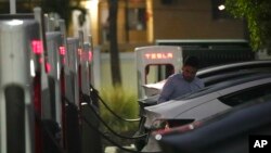 미국 플로리다주 마이애미의 전기차 충전 시설.